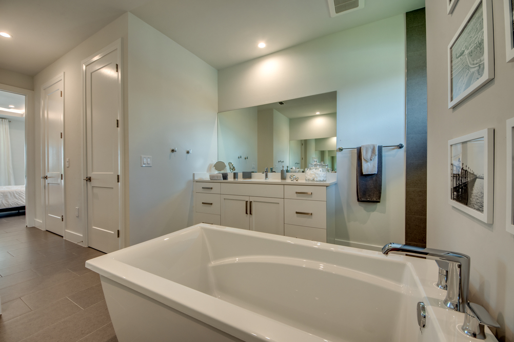 Master Bathroom mit einer Badewanne und weißen Schränken in der Villa Seven Oceans